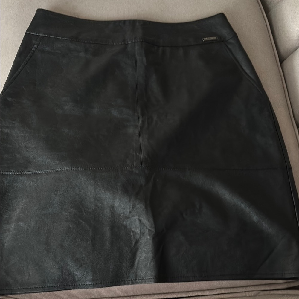 Larina Elegant Black Leather Skirt in 46 or L